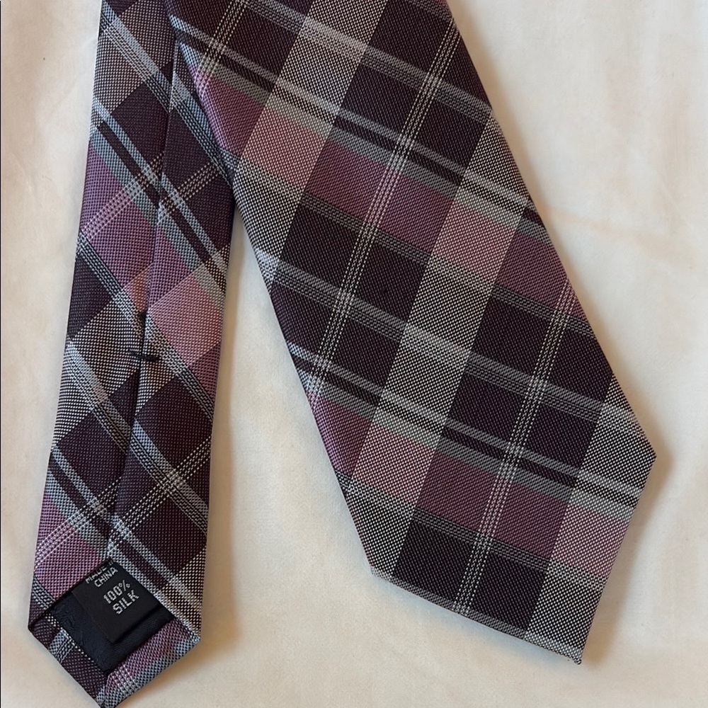 Calvin Klein Elegant Plaid Silk Tie in Black and Pink